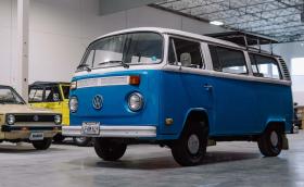 VW възстановява класически микробус, оцелял след опустошителния пожар в Калифорния