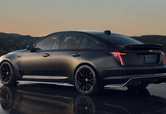 Годината е 2026-а и Cadillac току-що извади V8 седан с 685 к.с. и ръчна трансмисия
