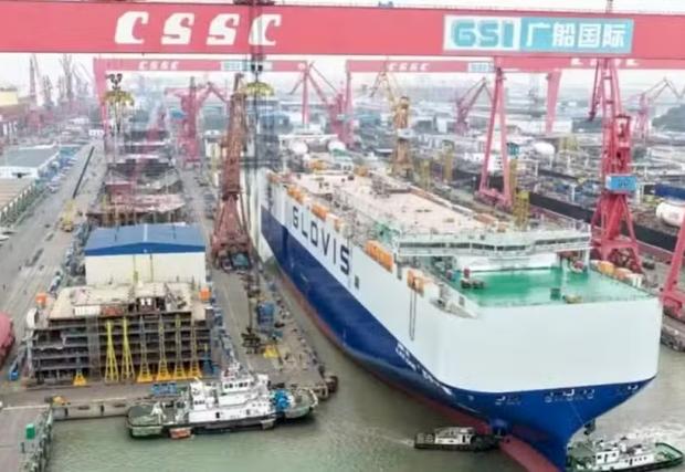 Най-големият кораб за превоз на коли в света вече е в експлоатация