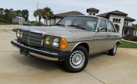 Този 41-годишен Mercedes е все още с оригиналните си гуми