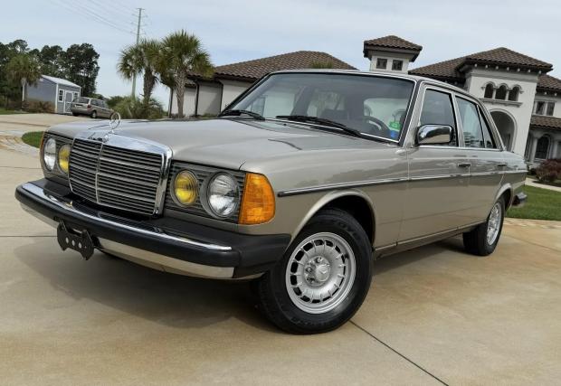 Този 41-годишен Mercedes е все още с оригиналните си гуми