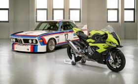 BMW отбелязва 50-ата годишнина на M Power с… мотоциклет