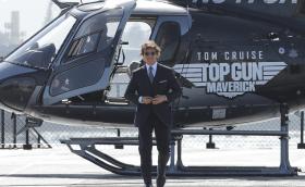 Том Круз пристигна с хеликоптер на премиерата на „Топ Гън: Маверик“