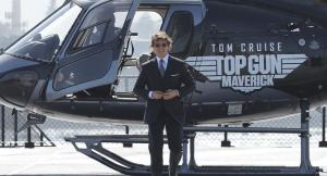 Том Круз пристигна с хеликоптер на премиерата на „Топ Гън: Маверик“