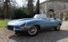 Този Jaguar E-Type има електрическо задвижване и заводски облик