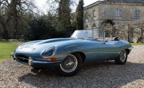 Този Jaguar E-Type има електрическо задвижване и заводски облик