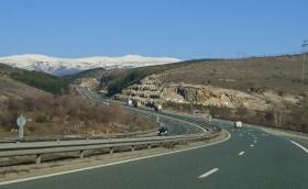 От днес до 18 юни движението при 41-ви км на магистрала „Струма“ към Дупница ще е в една лента