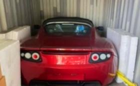 „Намериха“ три чисто нови 2010 Tesla Roadster в контейнер