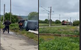 Влак блъсна кола на жп прелез, хората оцеляха по чудо (Видео)