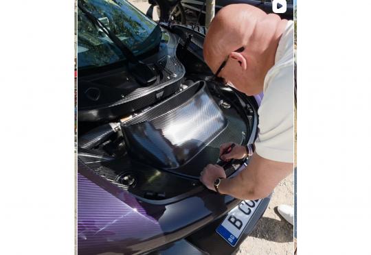 ВИДЕО: Шефът на Koenigsegg разписва варненския Jesko 