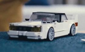 И Lego отбелязва годишнината на едно от най-легендарните BMW-та в историята