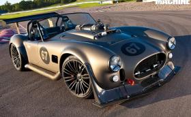 Това е AC Cobra с 6-литров V12 от Merc S 600. Мощна е 600 коня!