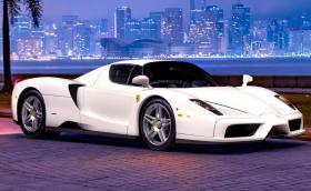 Продава се единственото бяло Ferrari Enzo