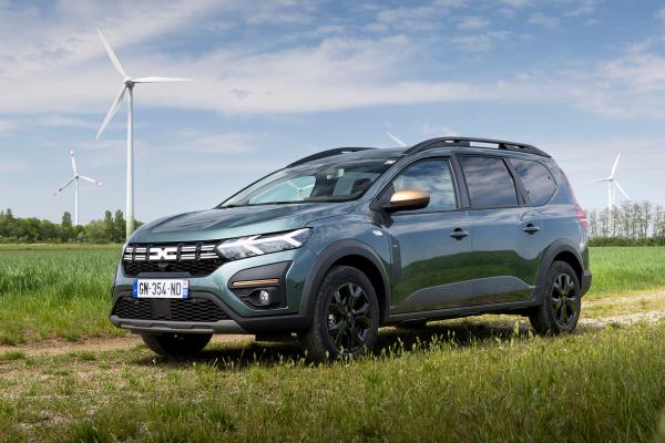 ВИДЕО: Dacia Jogger хибрид в ролята на семеен автомобил