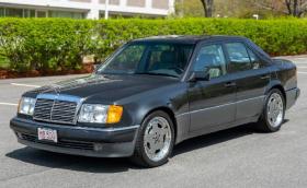 Собственик на Mercedes-Benz 500E, минал 26 848 км, отказа 43 оферти