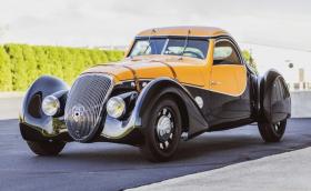 Какво ще кажете за това Peugeot 402 от 1938-ма, защото се продава?