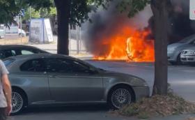 Електромобил избухна във Варна, докато се зарежда пред блок (Видео)