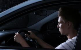 Предложение в парламента: младите шофьори да не карат след 22 ч.