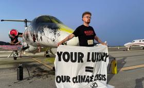 Екоактивисти заляха с боя самолет, Lambo и яхта за $300 милиона (Видео)