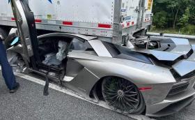 Мъж взе Lamborghini под наем  и го заби в ремарке (Видео)