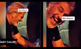 Мел Гибсън смени гумата на непознат шофьор (Видео)