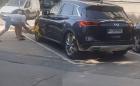 Двама мъже по джапанки чупят скоба във Варна, сложена на Infiniti QX60 (Видео)