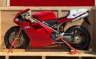 Това 1999 Ducati 996 SPS е „намерено ново“ и продадено в заводския си сандък