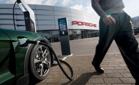 Porsche България обединява всички зарядни мрежи в едно приложение