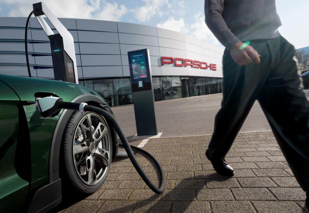 Porsche България обединява всички зарядни мрежи в едно приложение