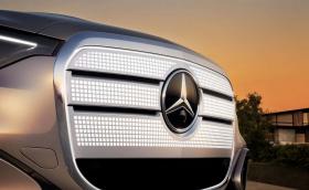 Новият Mercedes GLC показа физиономията си