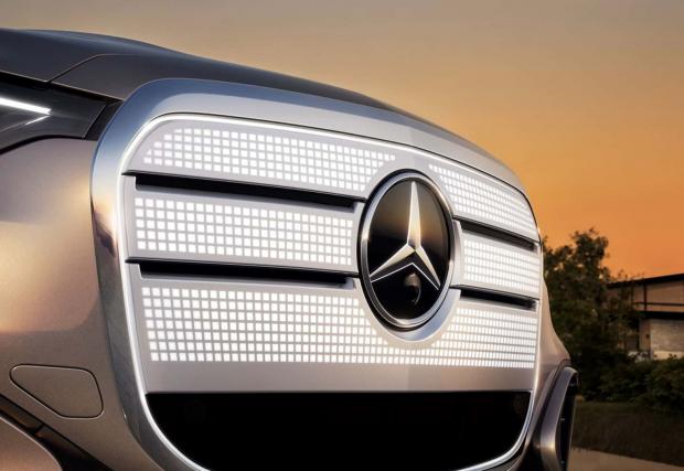 Новият Mercedes GLC показа физиономията си