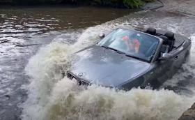Шофьорите така и не се научиха как да минават през тази река (Видео)