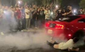 Дрифтиращ Mustang прегази момче и му свали гащите (Видео)