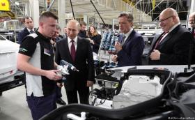 Mercedes-Benz продава завода си в Русия, открит лично от Путин и Цетче