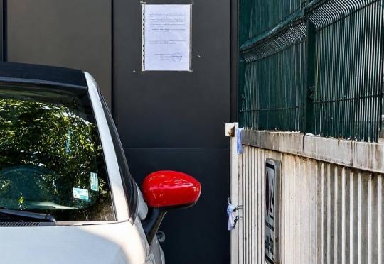 Столична община запорира сметки и автомобили на „Капитолия“ и запечата обекта