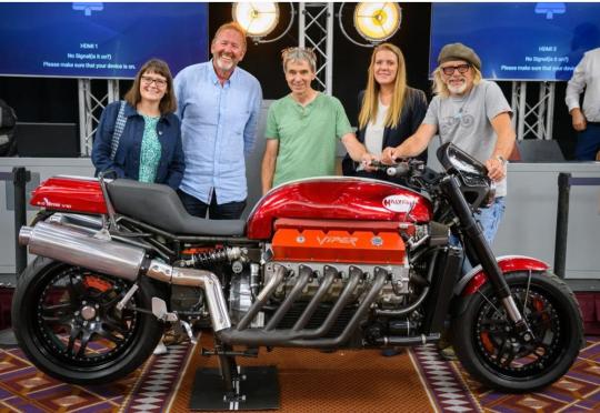 Този мотоциклет с 8-литров V10 от Dodge Viper бе продаден