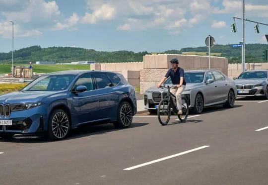 BMW iX3 ще заключва вратите, ако наближава велосипедист