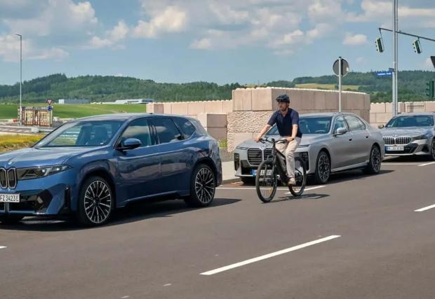 BMW iX3 ще заключва вратите, ако наближава велосипедист