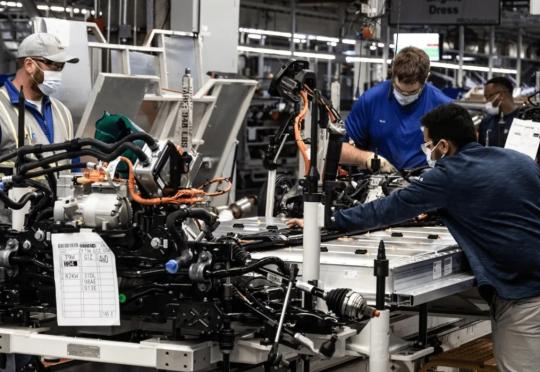 Volkswagen има с 60% повече служители от Toyota, но произвежда по-малко автомобили