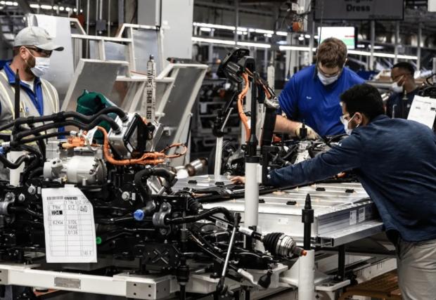 Volkswagen има с 60% повече служители от Toyota, но произвежда по-малко автомобили