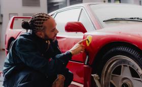 Люис Хамилтън сбъдна детската си мечта с Ferrari F40, престояло 30 години в гараж