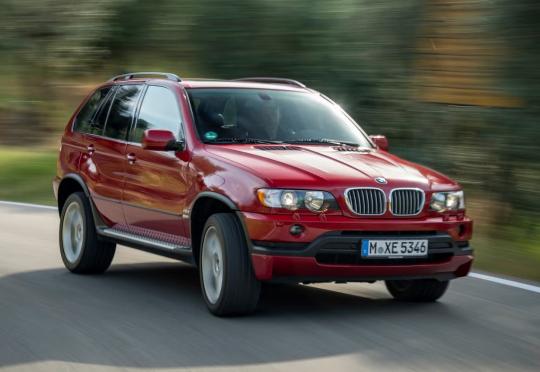 Най-накрая някой се сети да направи BMW X5 с V10 мотор и ръчна кутия