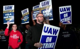 Работниците в авто индустрията в САЩ излязоха на историческа стачка