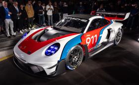 Porsche 911 GT3 R rennsport е чисто пистово оръжие за 1 млн. долара