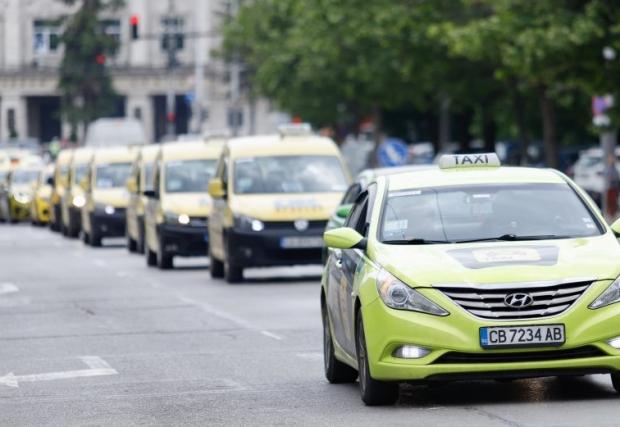 Таксиметровите шофьори готвят протест с 'блокиране на граници и магистрали'