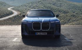 BMW върна V8 двигателя в Серия 7, този път и за Европа