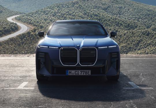 BMW върна V8 двигателя в Серия 7, този път и за Европа