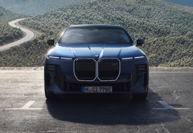 BMW върна V8 двигателя в Серия 7, този път и за Европа