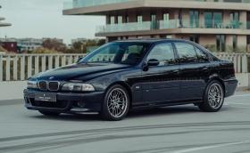 Това BMW M5 E39 има 10-цилиндрова изненада под капака