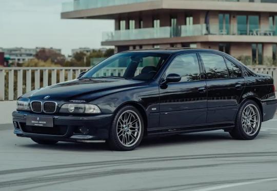 Това BMW M5 E39 има 10-цилиндрова изненада под капака